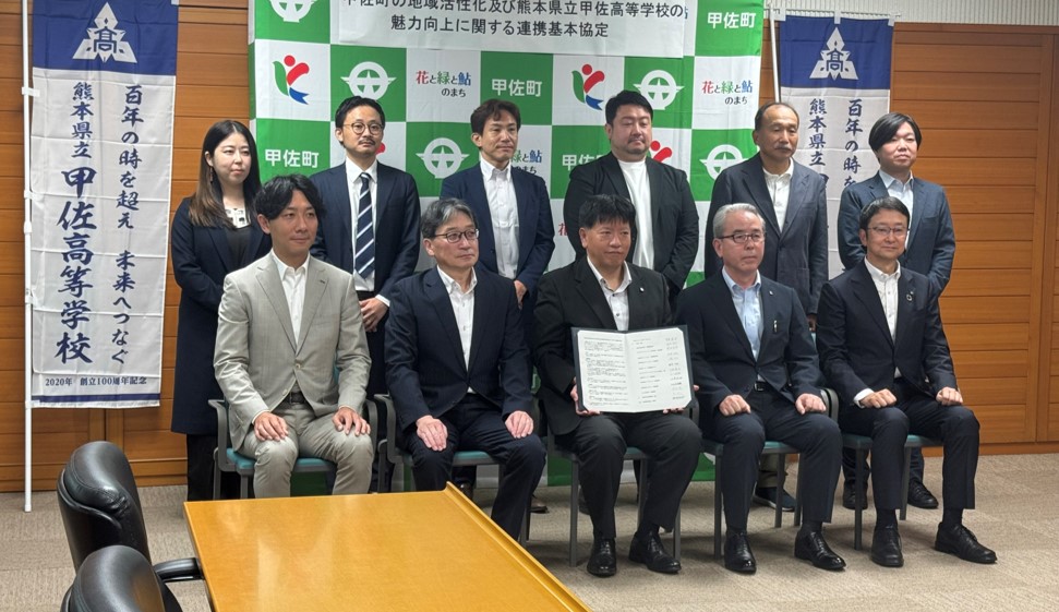 締結式 出席者の写真撮影の様子