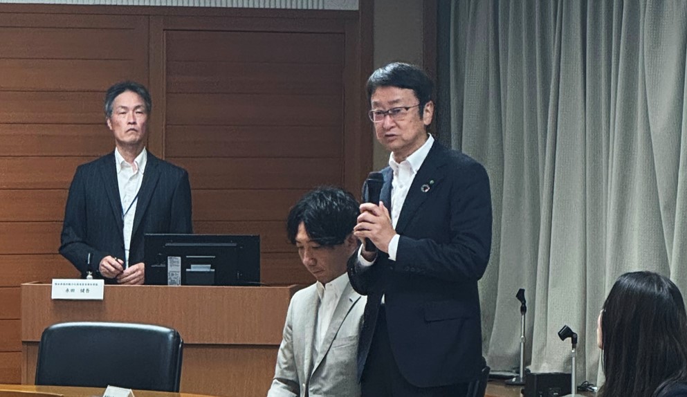 会社紹介を行う徳村社長