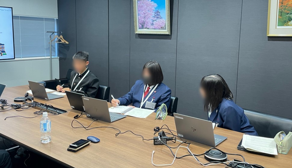 話し合いながらプログラミング演習に取り組む様子