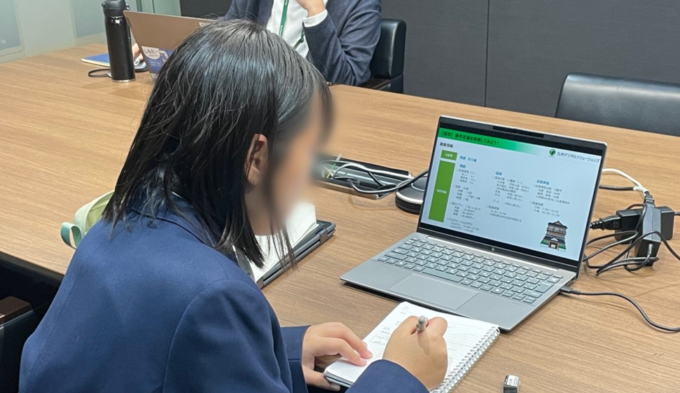 パソコンを見ながら要件定義演習に取り組む様子