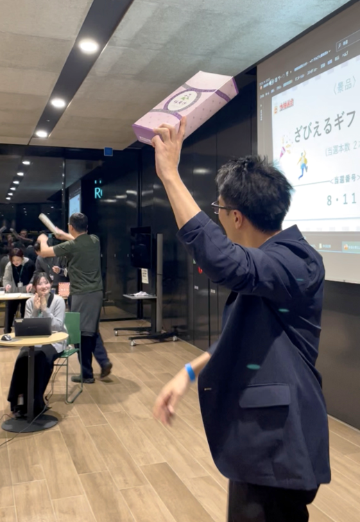 景品を受け取る社員の様子①