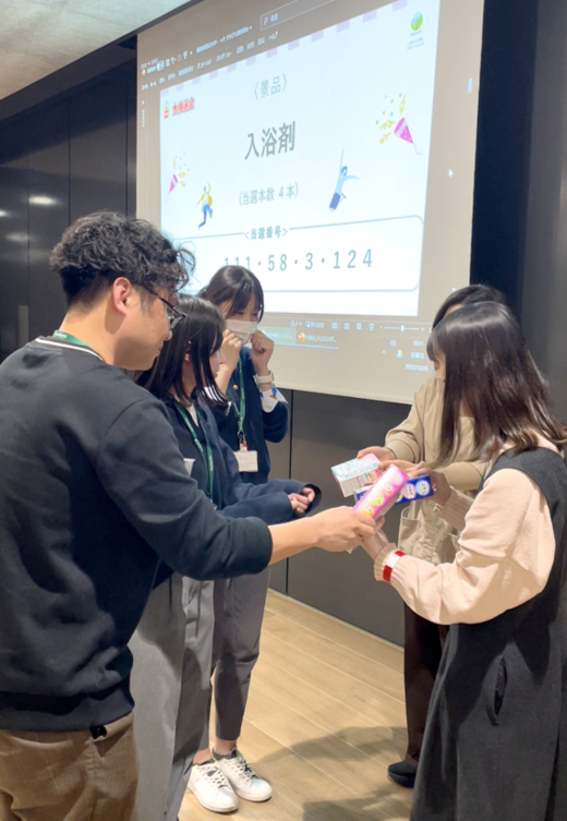 景品を受け取る社員の様子②