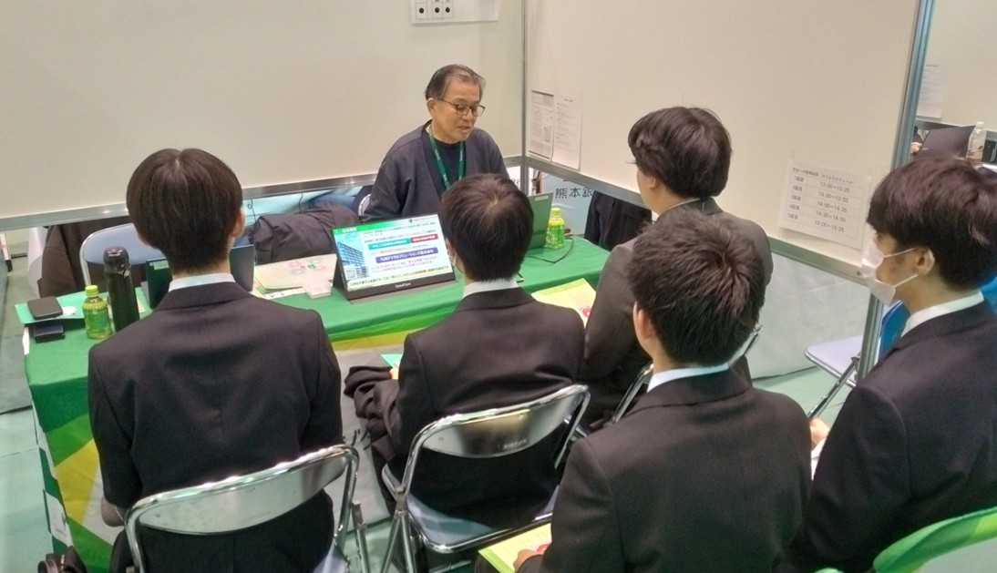 真剣に説明を聞く学生の様子