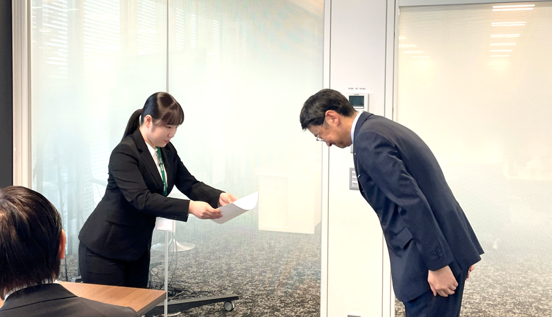 2026年度入社式 辞令交付の様子